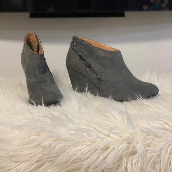 Host Pick 🤩 | Vintage CL Laundry | Suede bootie - Picture 3 of 6